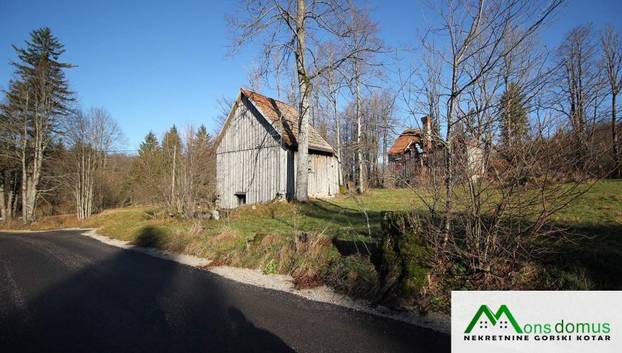 FOTO Netko prodaje drvenu kućicu kod Delnica! Pogledajte iznutra ovih 32m2. Ovo je cijena