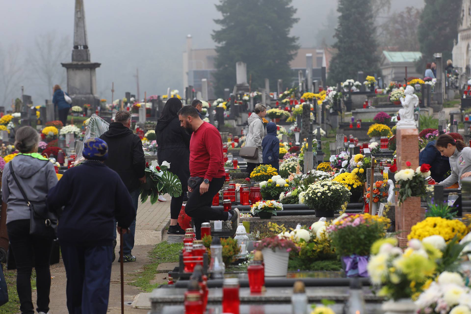 Karlovac: Brojni gra?ani na blagdan Svih vvetih obilaze grobove