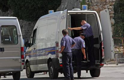 Policija prepratila 20 buseva s Boysima, 19 privedenih u Lici