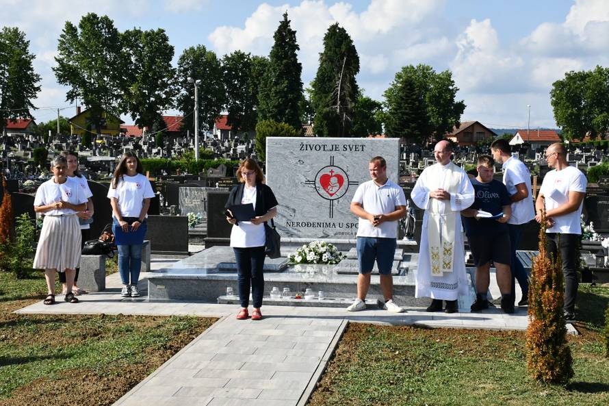 Slavonski Brod: Blagoslov grobnice za nerođenu djecu Udruge Betlehem
