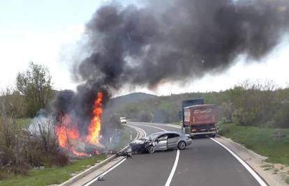 Užas kod Udbine: Muškarac poginuo u gorućem Citroënu, u auto se zabio vozač Passata