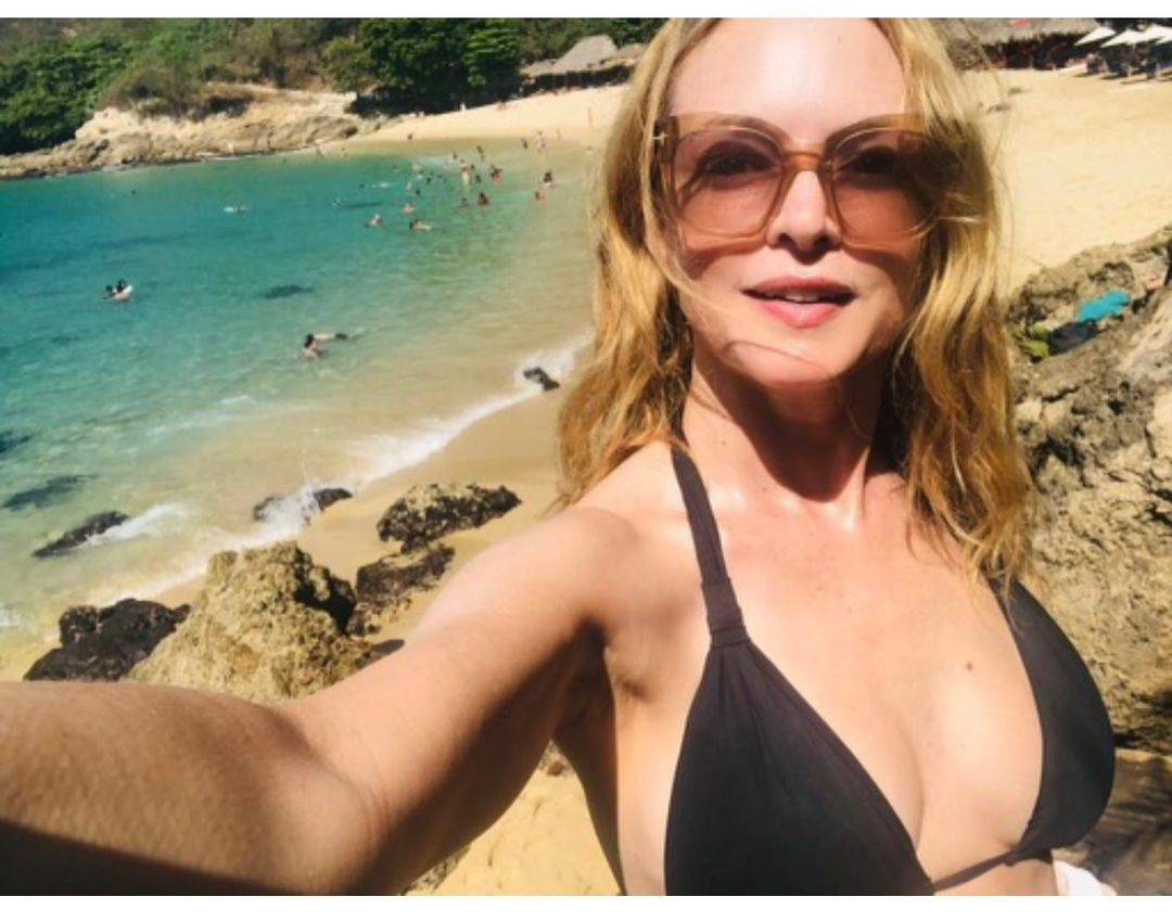 Glumica (51) prošetala plažom u seksi bikiniju, a ljudi ne mogu vjerovati koliko joj je godina