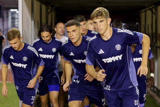 Split: Zagrijavanje igra&ccaron;a uo&ccaron;i po&ccaron;etka utakmice Hajduk - Rijeka