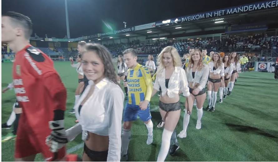 Ušli na teren s manekenkama, navijači su dobili grudnjake...