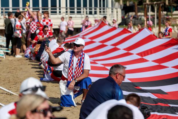 KATAR 2022 Doha: Navijači zastavom dugom 200 metara došli dati podršku hrvatskim reprezentativcima