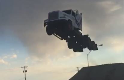 Ludo: Kamionom teškim  devet tona 'odletio' je čak 50 metara 