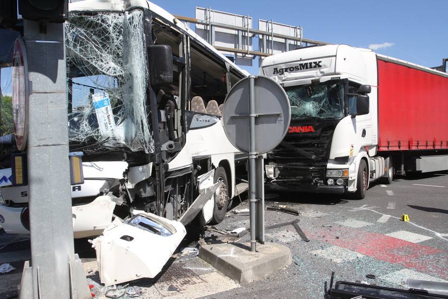 Sudar kamiona i autobusa na križanju u Karlovcu, ima i ozlijeđenih