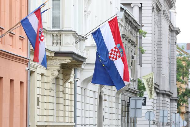 Zagreb: Zastave Republike Hrvatske izvješene po zgradama povodom Dana državnosti