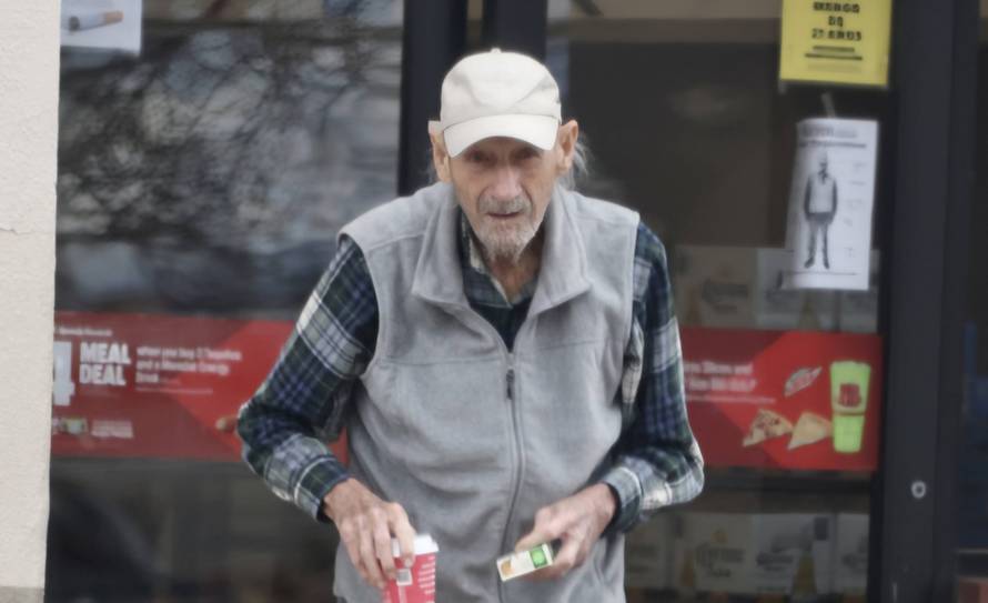 PREMIUM EXCLUSIVE: **PREMIUM EXCLUSIVE RATES APPLY** Gene Hackman Spotted Out In A Rare Sighting In Santa Fe New Mexico Running Errands - 05 Apr 2024