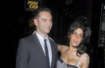 Amy Winehouse obnovila vezu s redateljem Regom Travissom