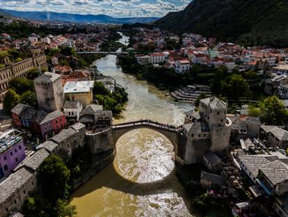 FOTO Evo kako izgleda Neretva: Smeđom rijekom pluta smeće