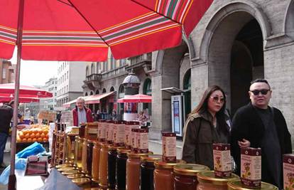 Faca s placa: Psy je kao turist došao kupiti med na Dolac?!