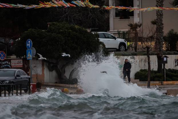 Olujno jugo zahvatilo Kaštela