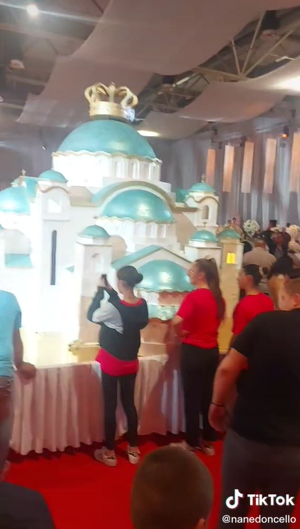 Širi se video velikog krštenja u Beogradu: Tortu u obliku Hrama svetog Save guralo je šest ljudi