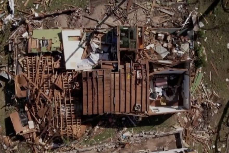specka Tornado poharao Ameriku: Kamere uhvatile trenutak kada je prošao kroz školu