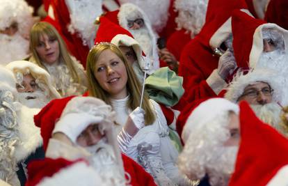 Tisuće ljudi trčalo utrku odjeveno u Djeda Mraza