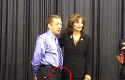 Napalio se na Palin: Vidno 'uzbuđen' grlio političarku