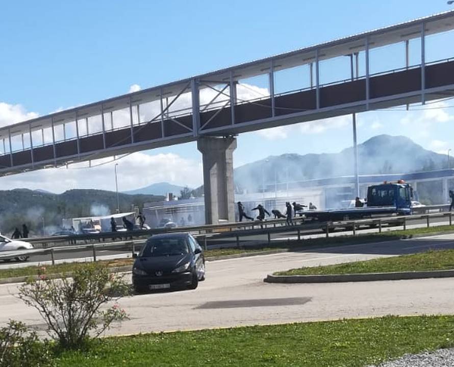 Krvavi obračun na autocesti: Palicama razbijali aute i kafić