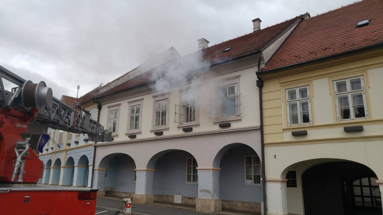 Izbio požar u Gradskoj upravi: Djelatnicu izvukli kroz prozor