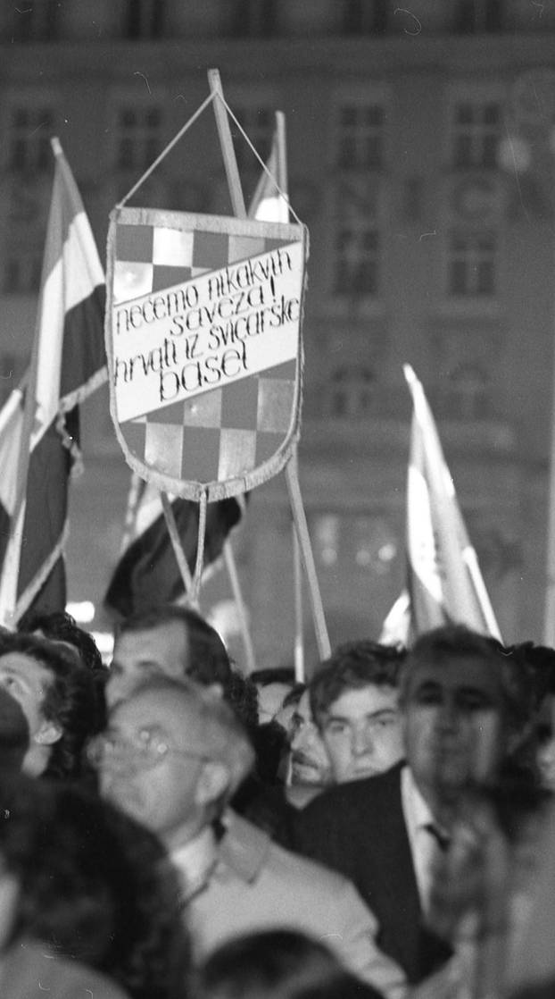 Zagreb: Na glavnom zagrebačkom trgu 1990., otkriven je restaurirani spomenik bana Josipa Jelačića