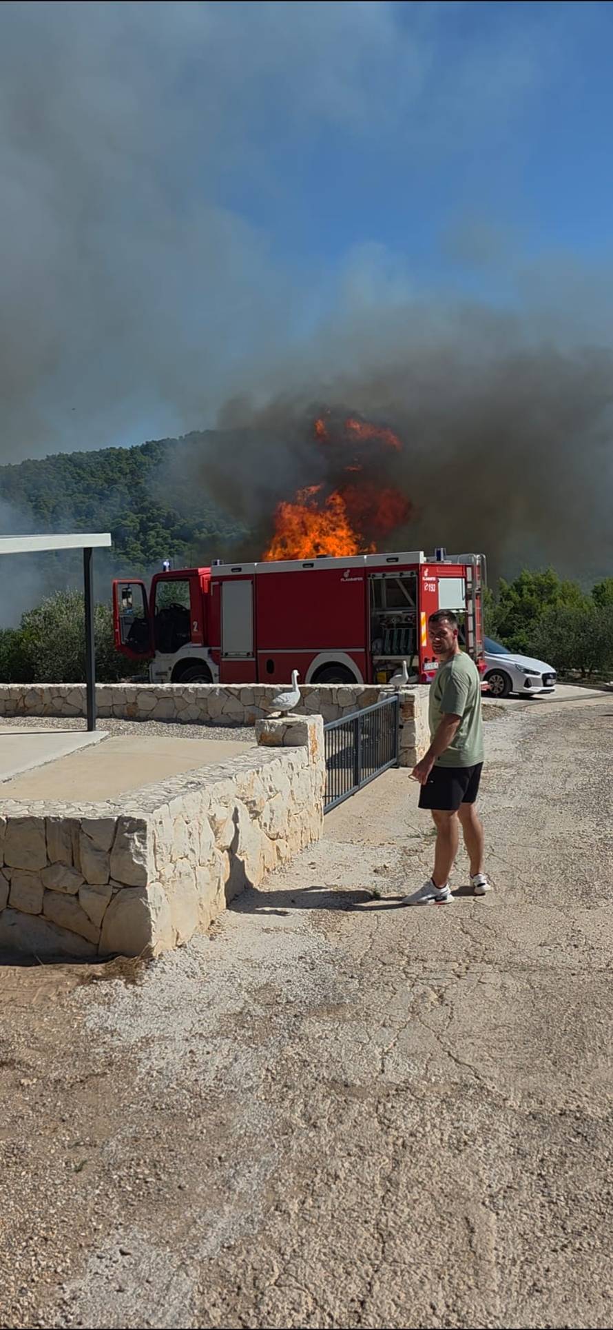 VIDEO Vatrogascima na Šolti stigla ispomoć: 'Za sad ne gori, ali dežurat ćemo kroz cijelu noć'