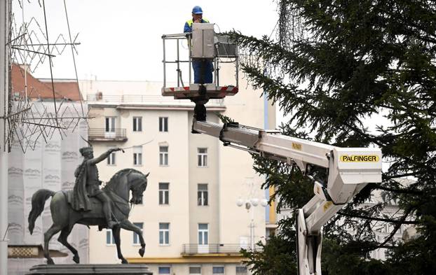 Zagreb: Ukrasavanje glavnog bora u gradu