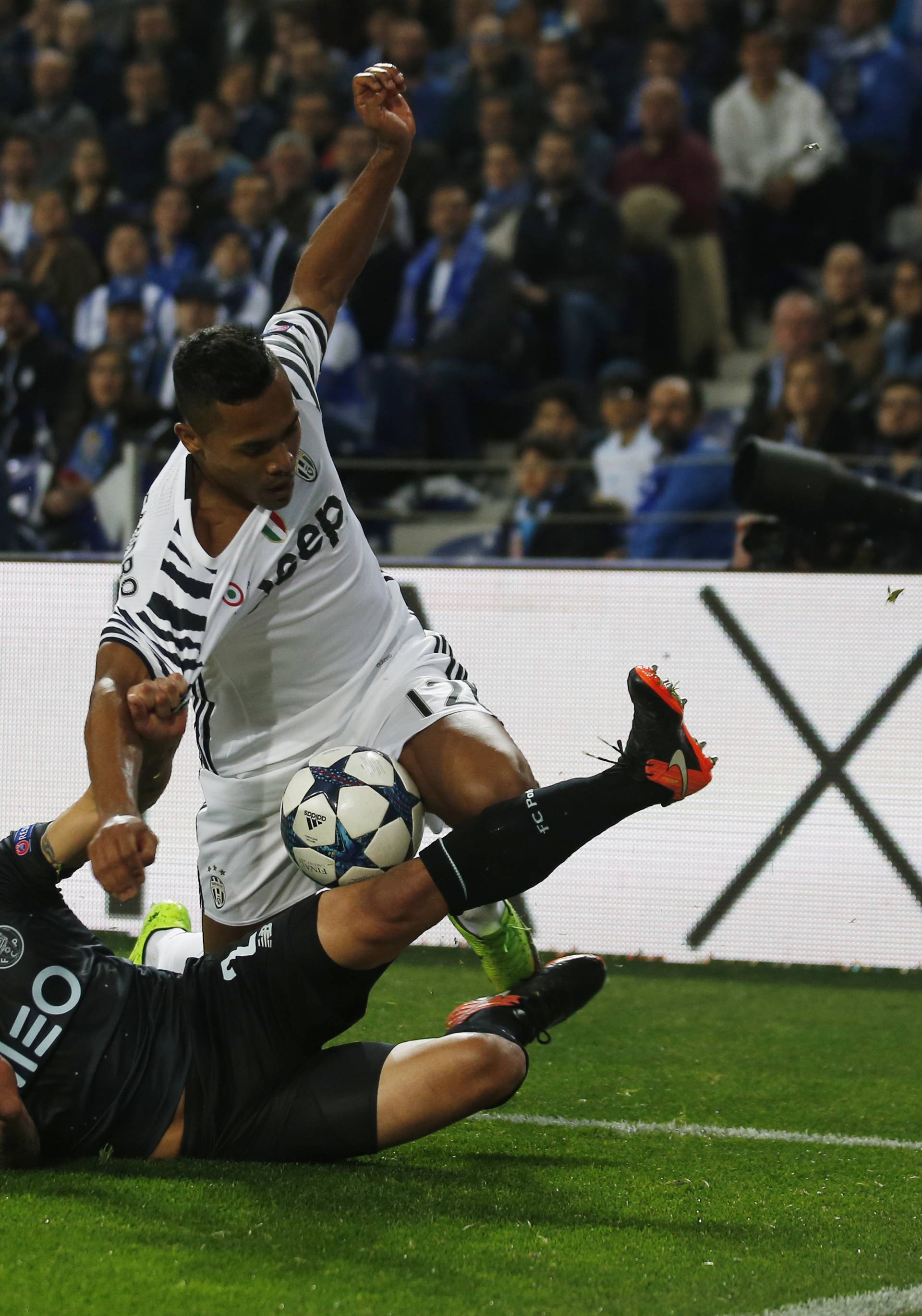 FC Porto's Maxi Pereira in action with Juventus' Alex Sandro