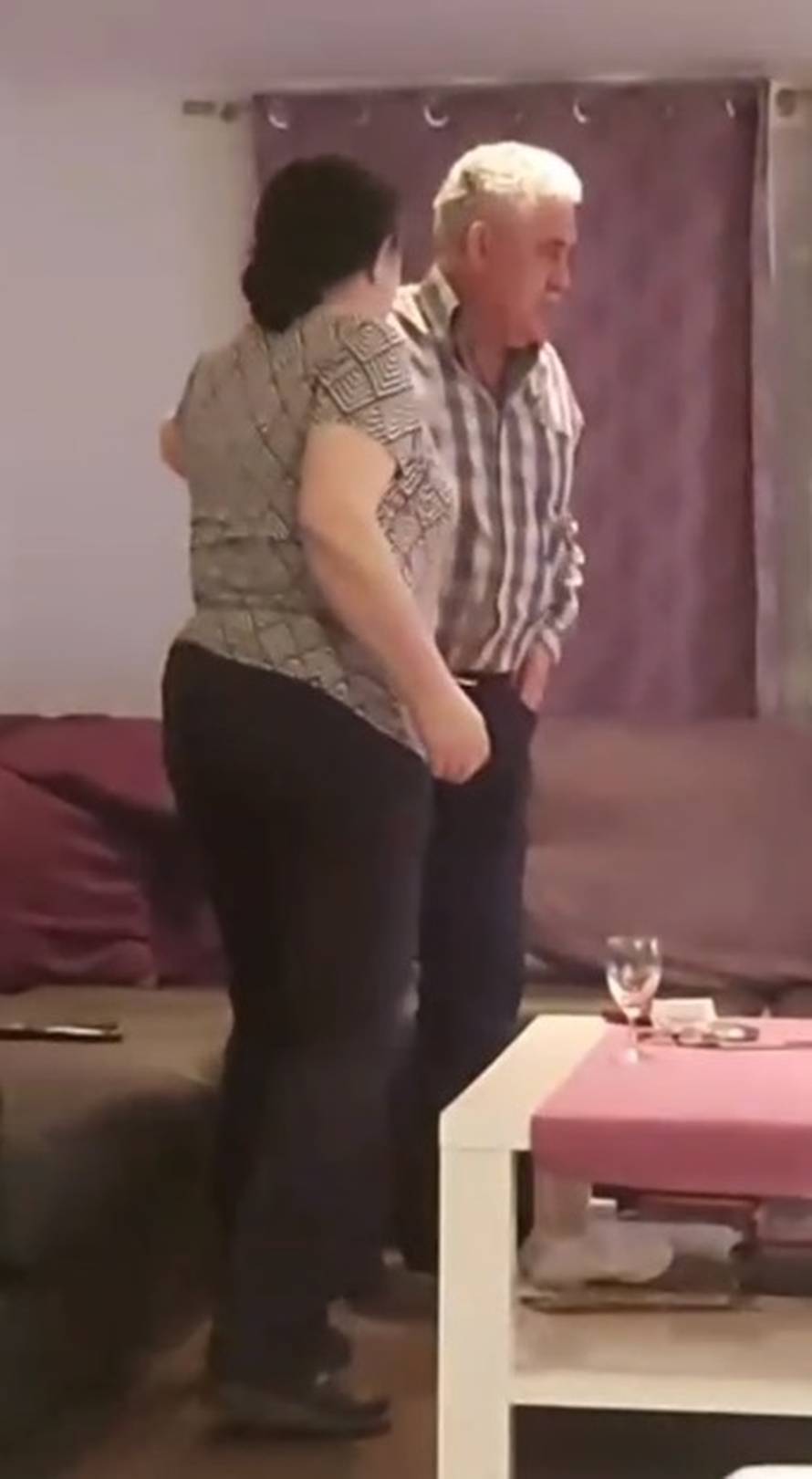 Puk'o zbog Milanovića: Skinuo je hlače i napao svoj televizor