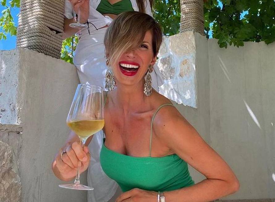 Bojana Gregorić Vejzović blista u uskoj kratkoj haljini, a fanovi je hvale: 'Dobra si, kao metak'