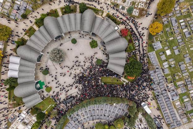 Sarajevo: Pogled iz zraka na posljednji ispraćaj Halida Bešlića na gradskom groblju Bare