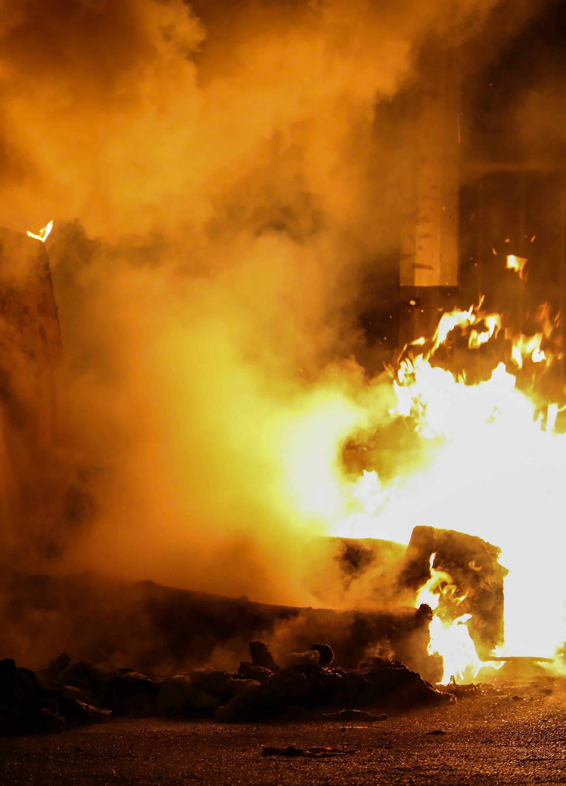 Zagreb: Vatrogasci gase zapaljeni kontejner u naselju Kustošija