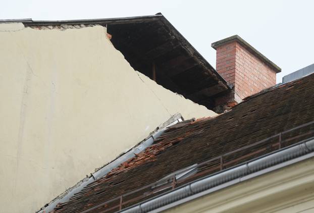 Zagreb: Oštećeni krovovi nakon potresa velika su opasnost za prolaznike
