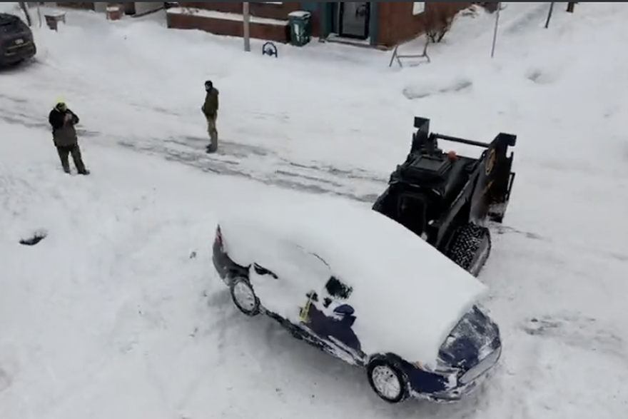 Ovako policija iz Buffala uklanja vozila sa snijegom zatrpanih ulica: 'Savršen za ovo!'