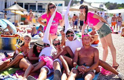 Hot Summer Tour: Durexovi Spermani zavode po plažama