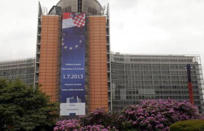 Na zgradi EK "osvanuo" je plakat dobrodošlice Hrvatskoj