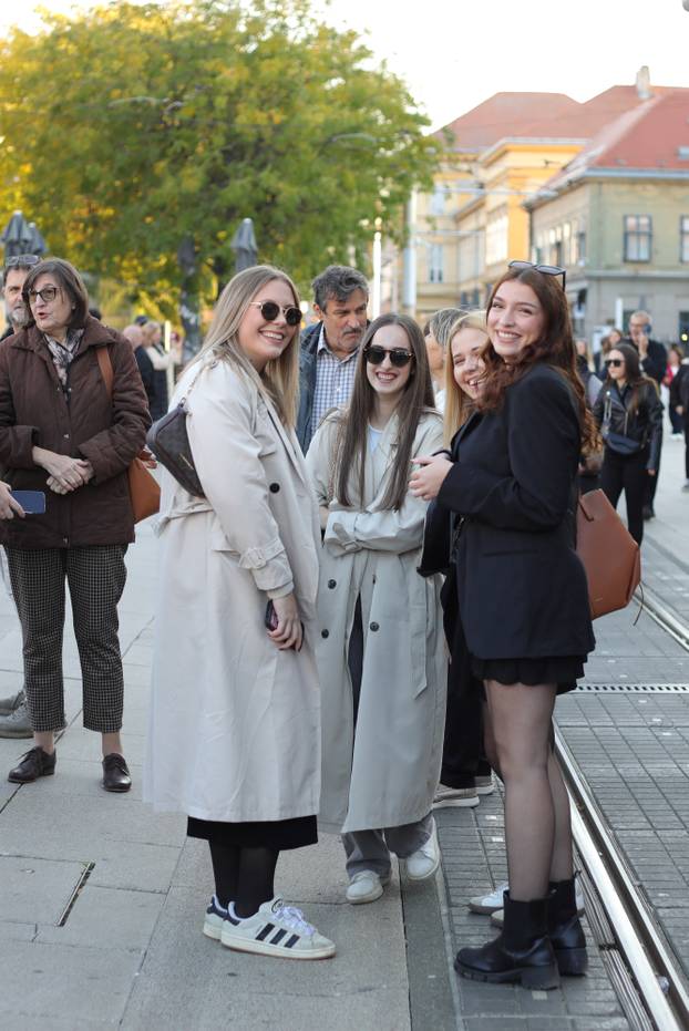 Građani Osijeka okupili se u čast pjevača Halida Bešlića