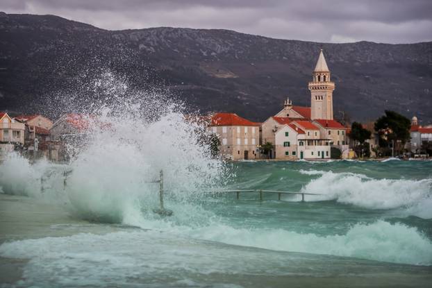 Olujno jugo u Kaštelima