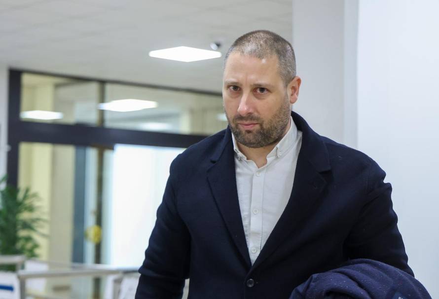 Zagreb: Prosvjednici protiv sisačke farme pilića kod ministra Davida Vlajčića