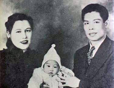 storyeditor/2023-07-10/Bruce_Lee_with_his_parents_1940s.jpg
