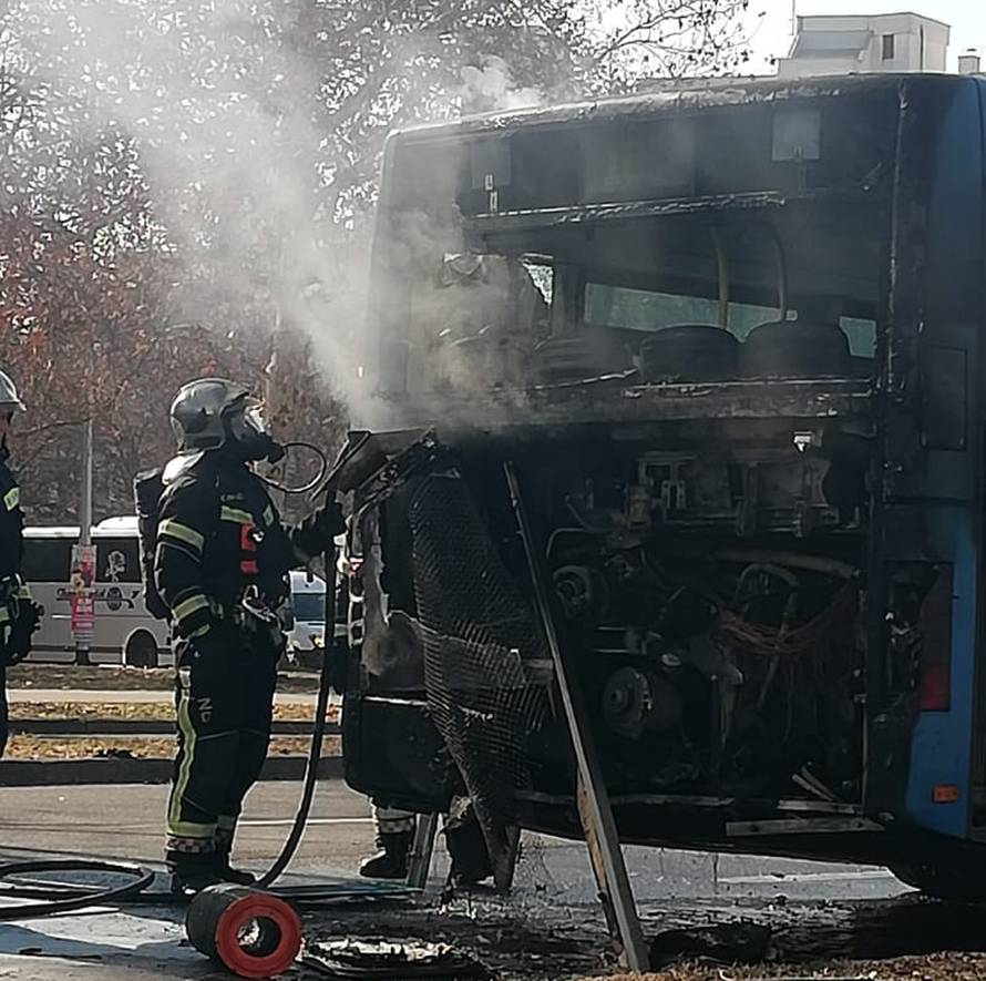 'Osjetili smo da smrdi dim pa vidjeli autobus u plamenu'
