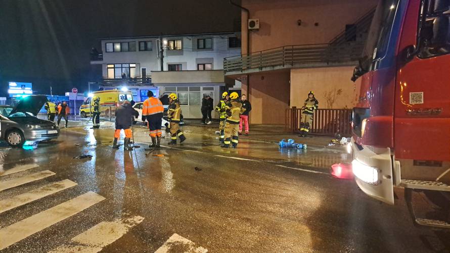 VIDEO Teška nesreća u Zagrebu. Ima ozlijeđenih. Cesta skroz poplavljena, isključili vodu!