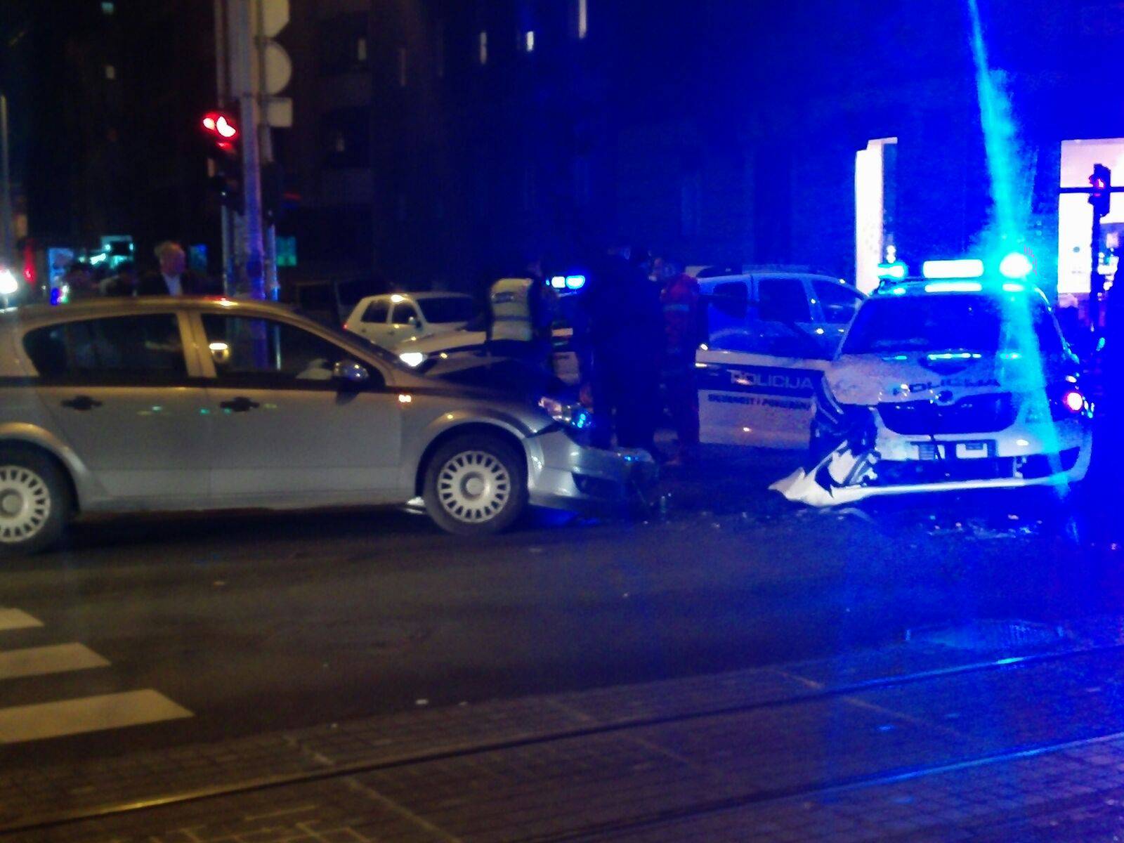 Nesreće u Zagrebu: U jednom sudaru smrskan policijski auto