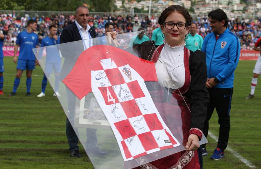 Prijateljska utakmica Hrvatske nogometne reprezentacije i NK OmiÅ¡ povodom 100 godina istoimenog kluba