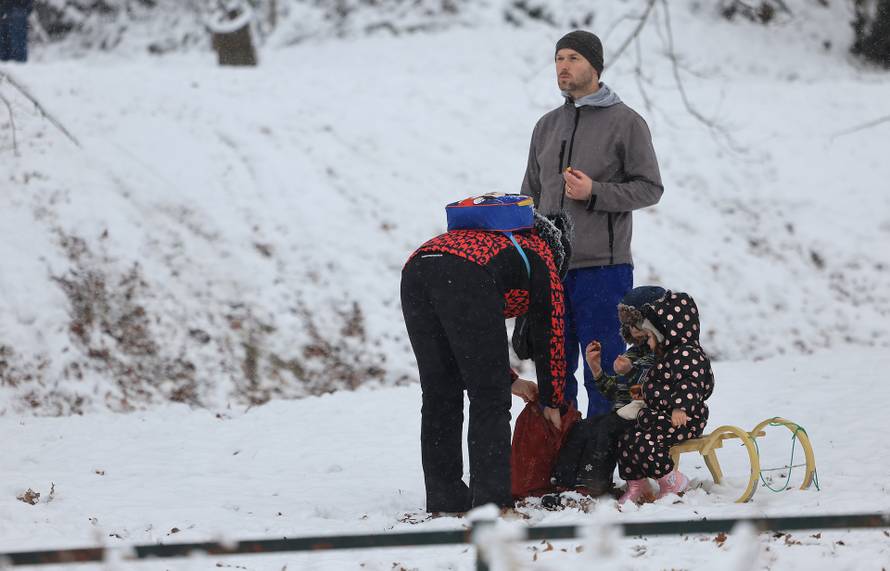 Zagreb: Maksimir, jedno od omiljenih mjesta za sanjkanje, grudanje ili šetnju po snijegu