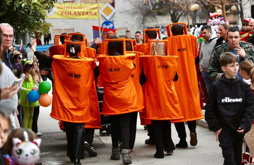 Kaštel Kambelovac: Održan Kambelovski krnjeval i zapaljen krnje “ Yugo”