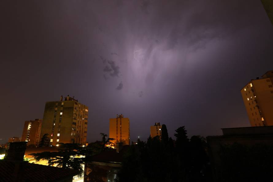 Rijeka: Munje na nebu iznad grada