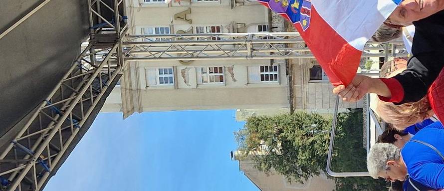 Umirovljenici se okupili na Trgu, prosvjeduju protiv siromaštva: 'Imam 83 i još moram raditi'