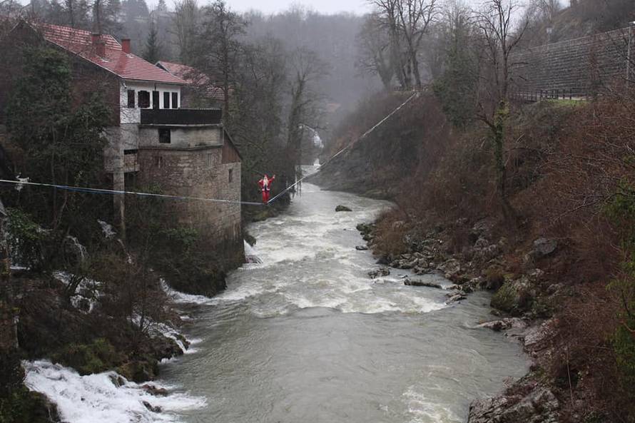 Djedica je u Rastokama šetao po užetu iznad podivljale rijeke