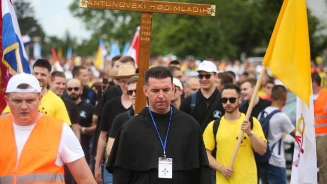 Zagreb: Održana vjerska procesija "Antunovski hod za mlade" u organizaciji Župe svetog Antuna Padovanskog