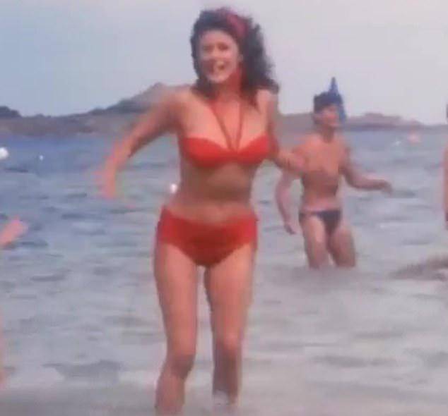 Zeta-Jones se prisjetila stare uloge: Trčala u bikiniju po plaži